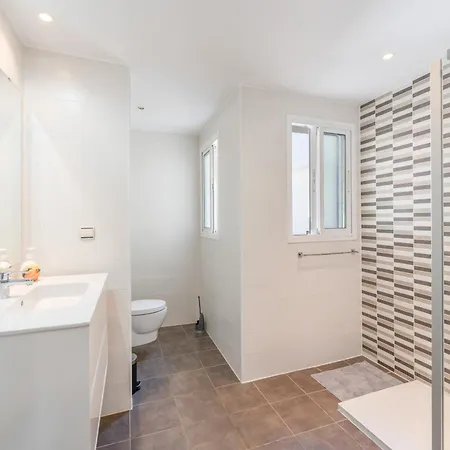 Beautiful Townhouse Beachfront * Μαρμπέλλα